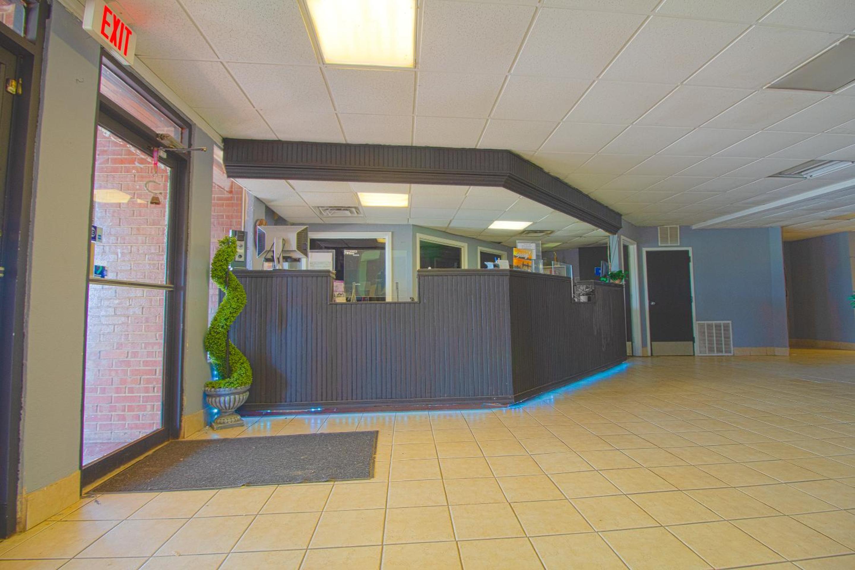 American Best Inn By OYO I-35 Perry near Lake McMurtry