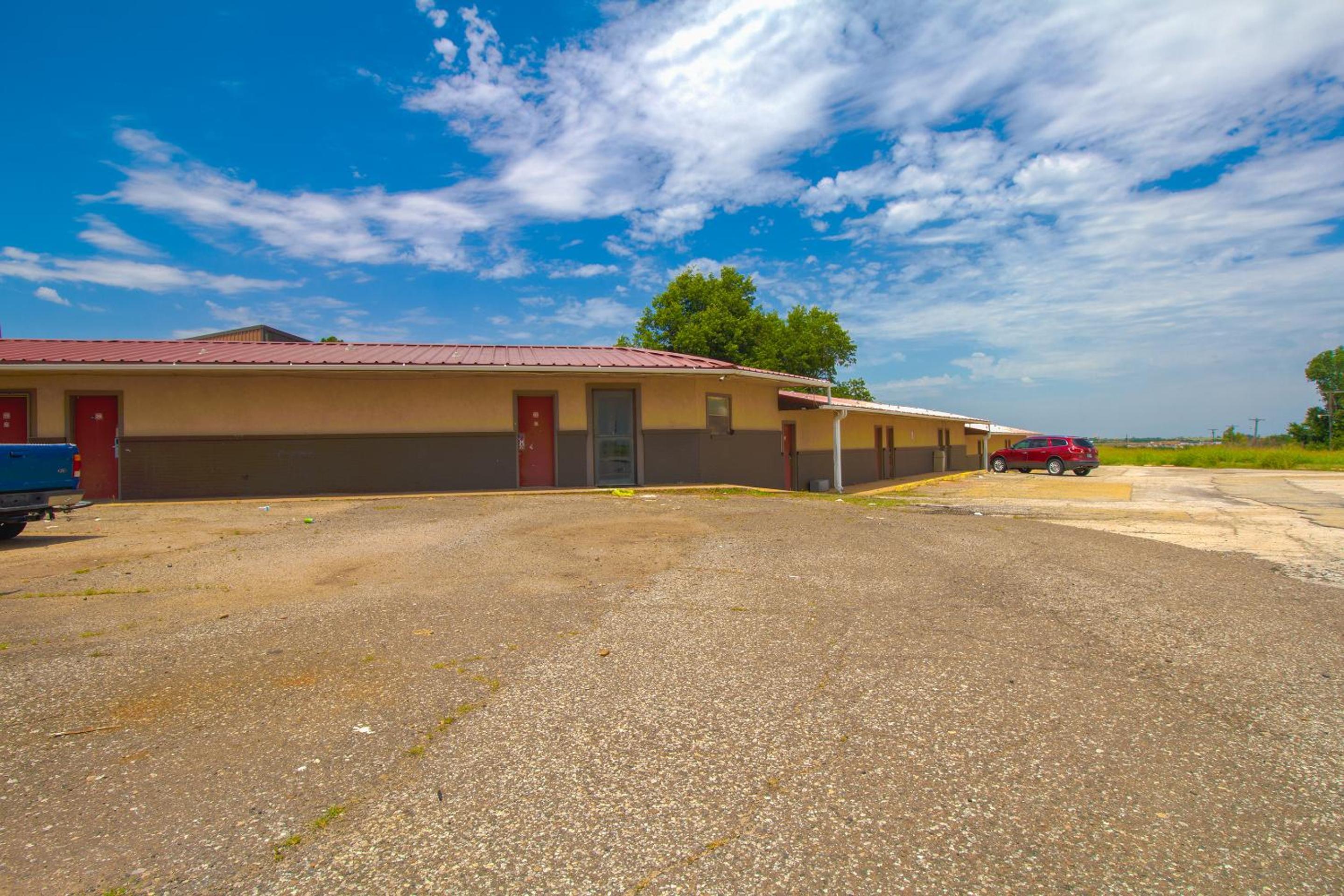 American Best Inn By OYO I-35 Perry near Lake McMurtry