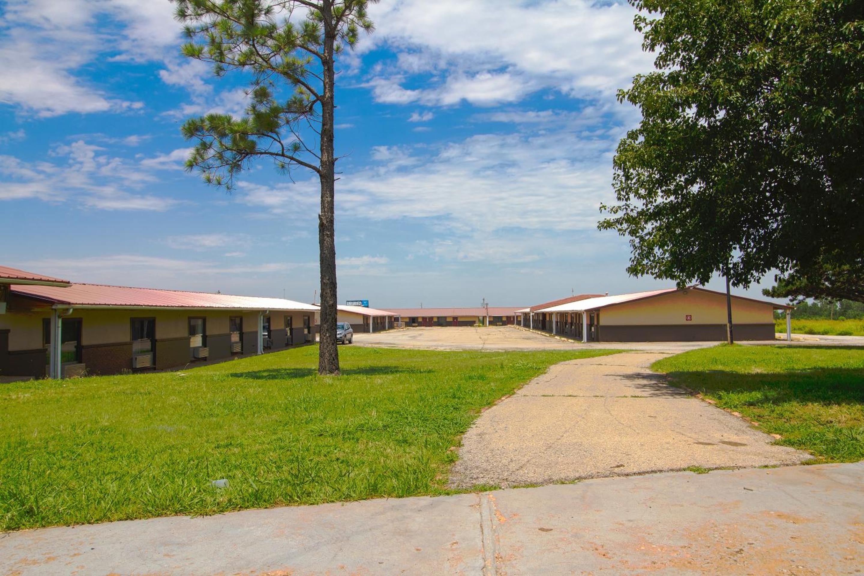 American Best Inn By OYO I-35 Perry near Lake McMurtry