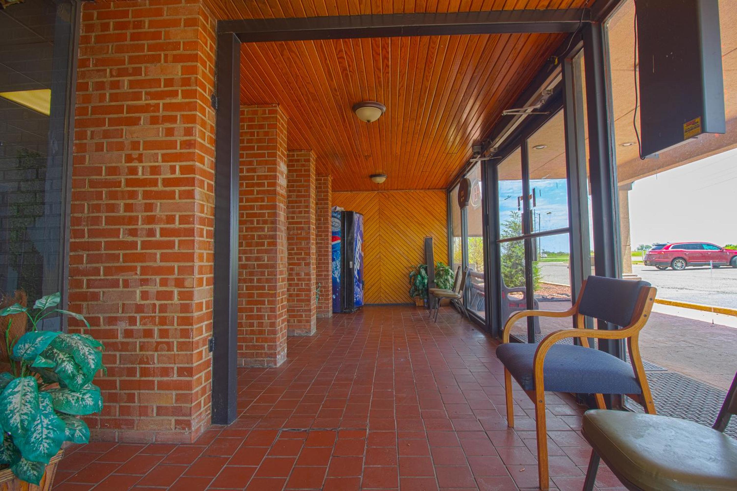 American Best Inn By OYO I-35 Perry near Lake McMurtry