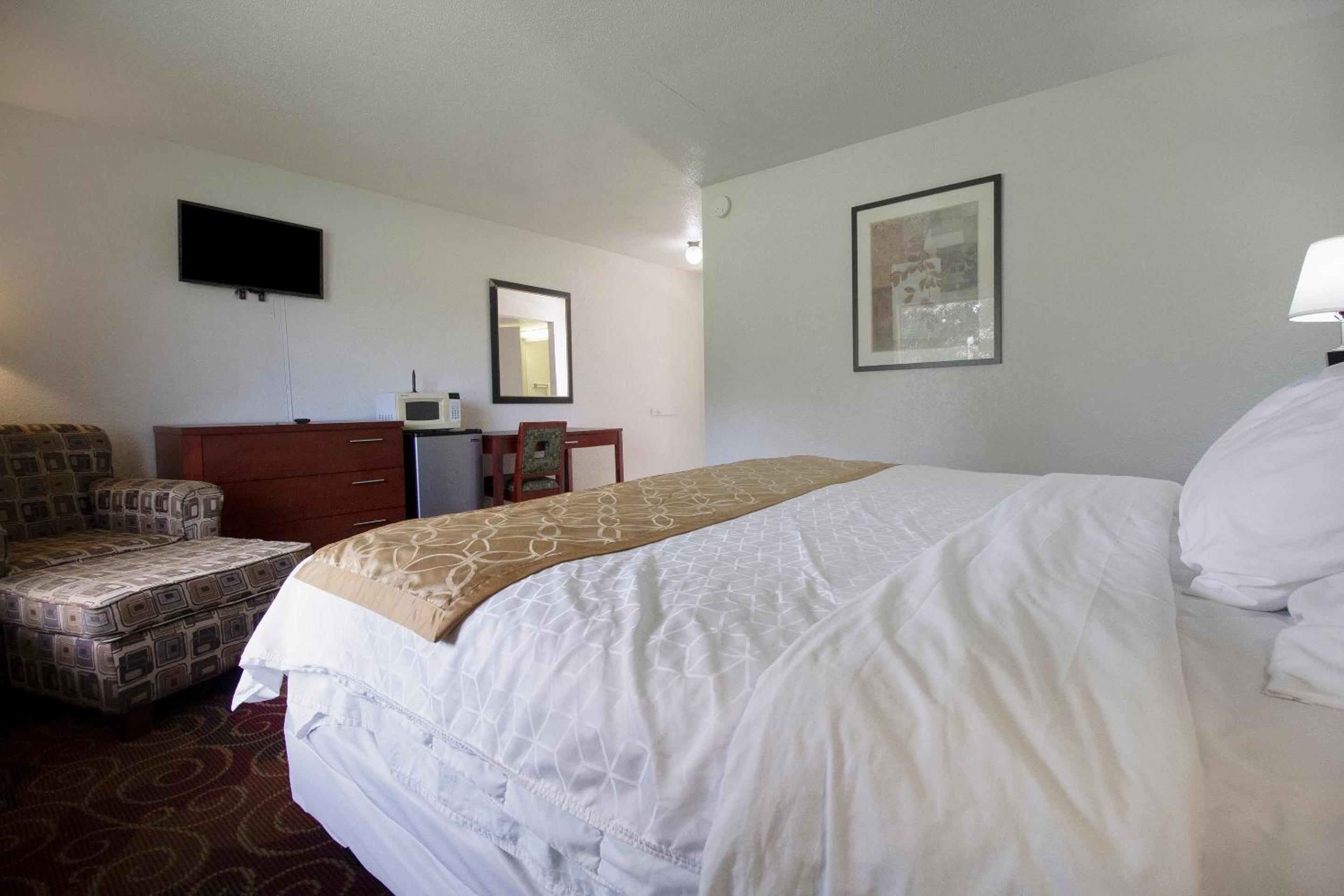 American Best Inn By OYO I-35 Perry near Lake McMurtry
