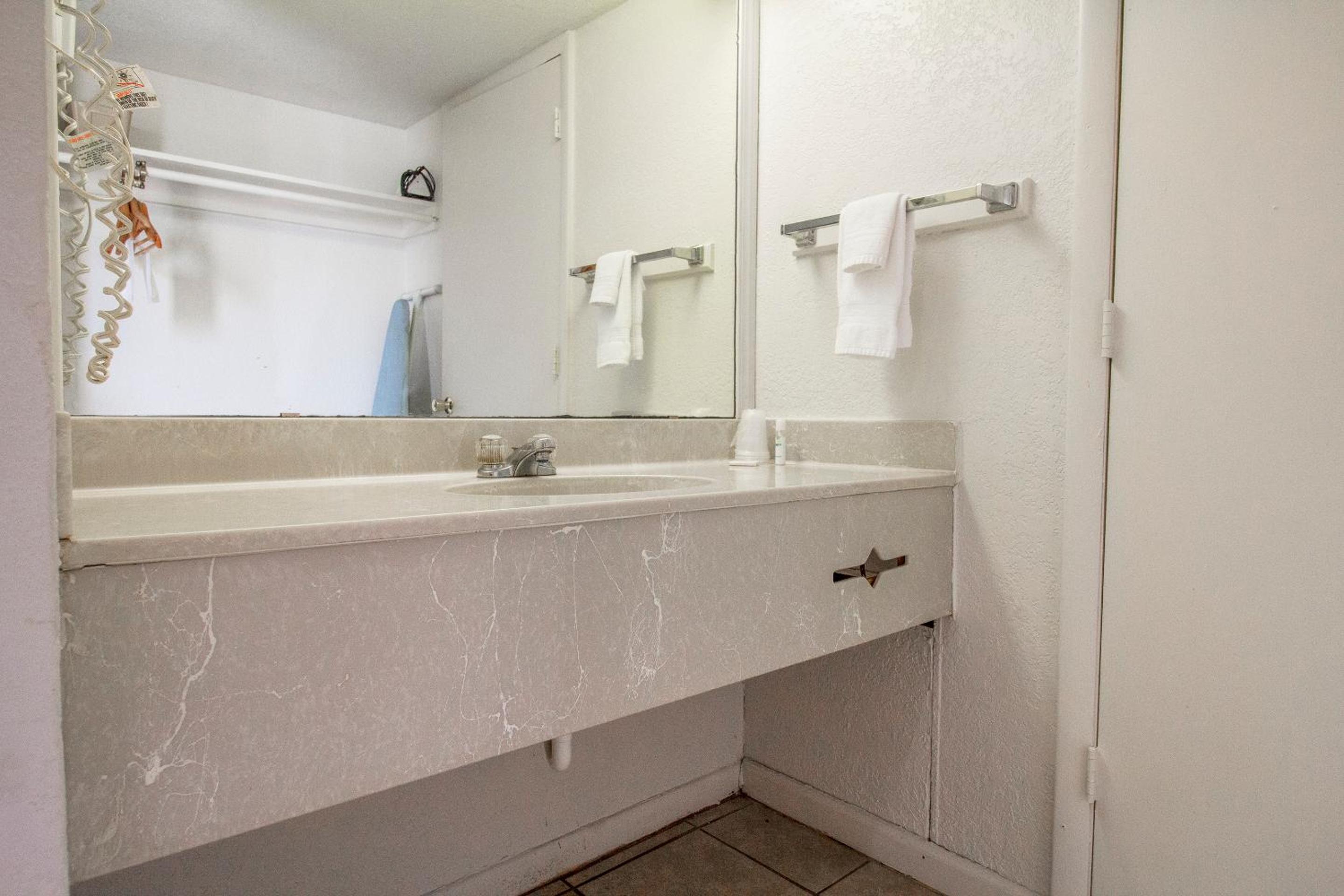 American Best Inn By OYO I-35 Perry near Lake McMurtry