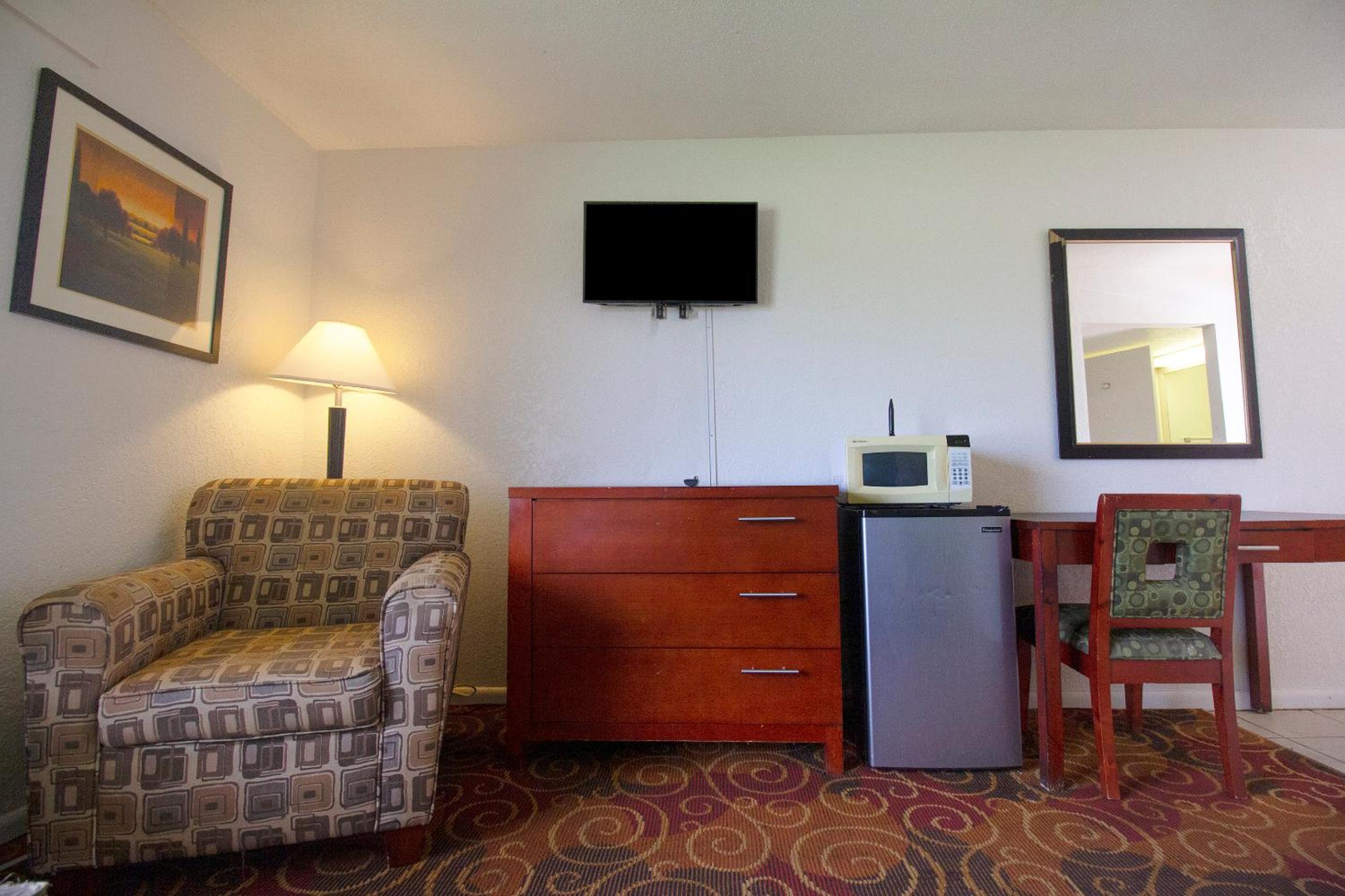 American Best Inn By OYO I-35 Perry near Lake McMurtry