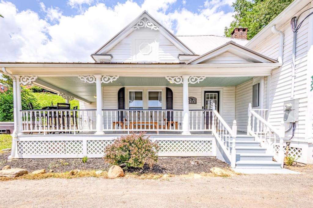 Hotel STEPS TO BRYSON - MTN VIEWS, HOT TUB, FIREPIT, WALK TO TOWN! - Image 1