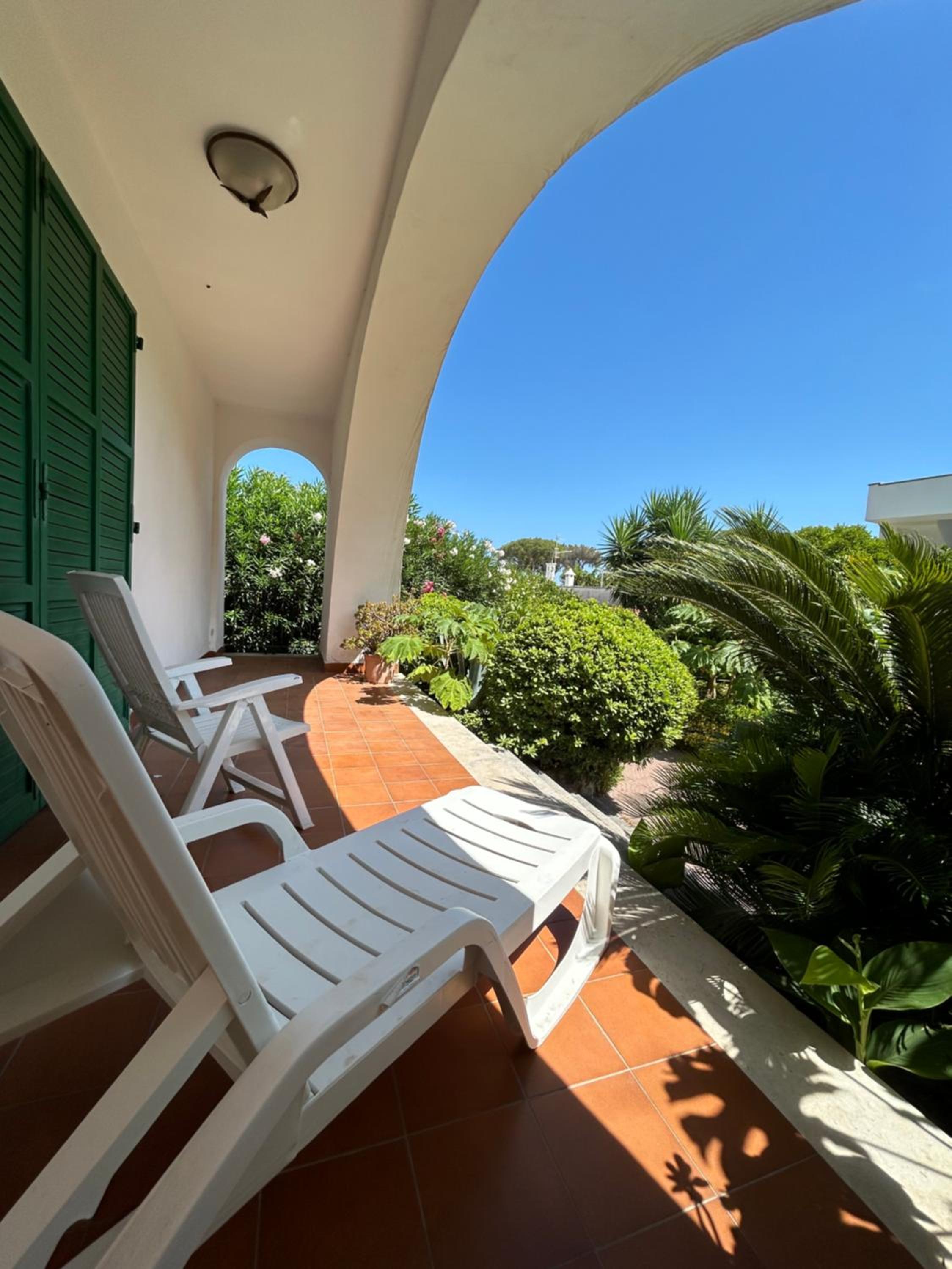 Villa immersa nel verde view 5
