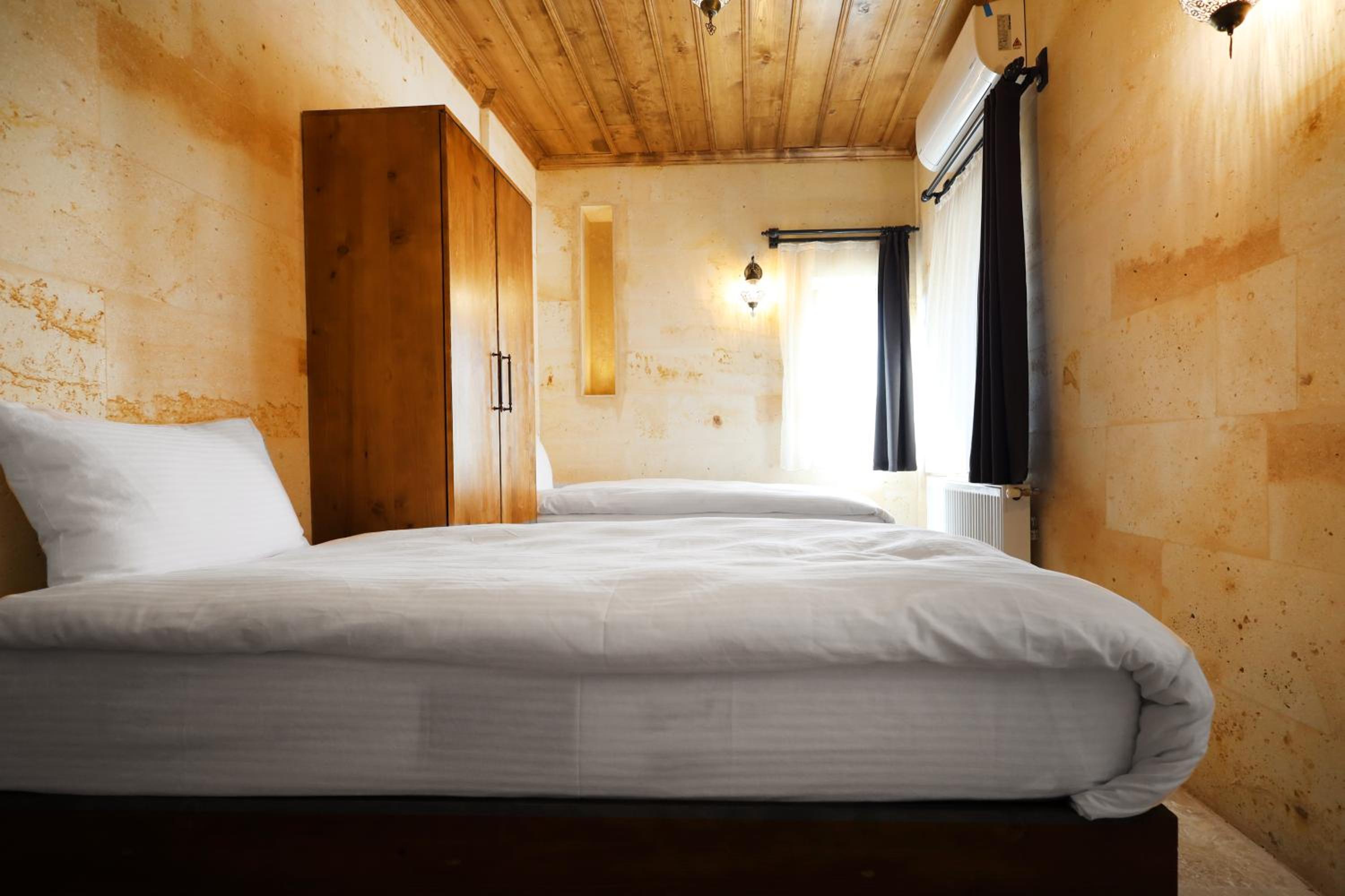 Rocca Stone House - Image 43