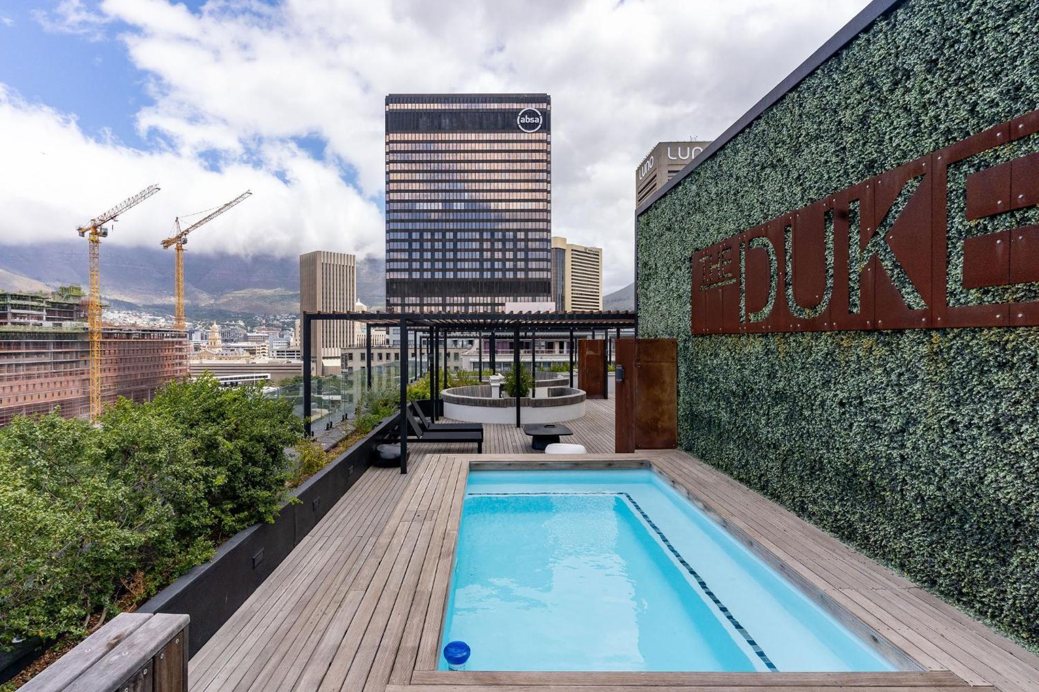 The Duke 806 - City Luxury with Mountain View and Rooftop Pool - Load shedding free apartment view 4