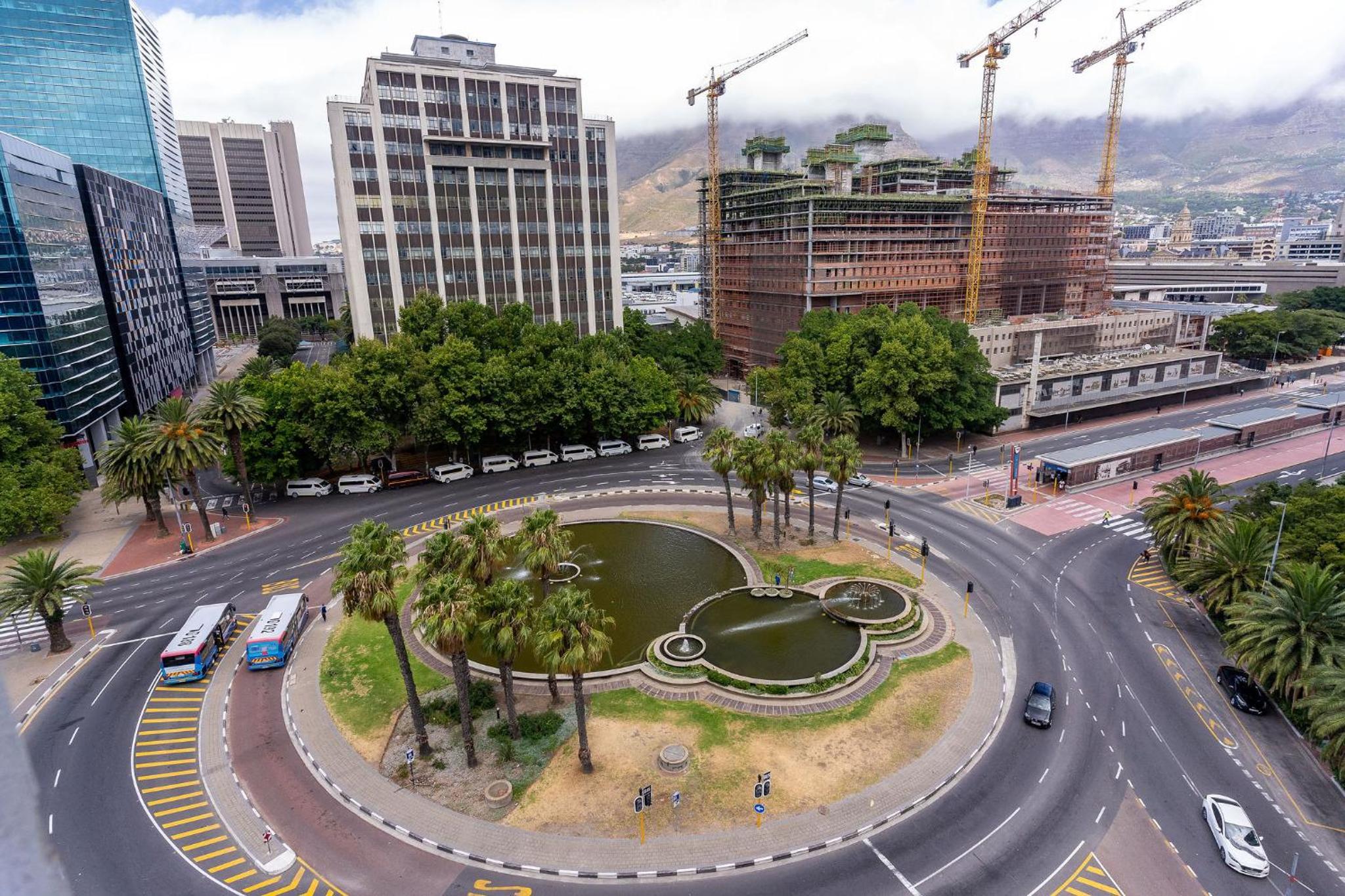 The Duke 806 - City Luxury with Mountain View and Rooftop Pool - Load shedding free apartment view 5