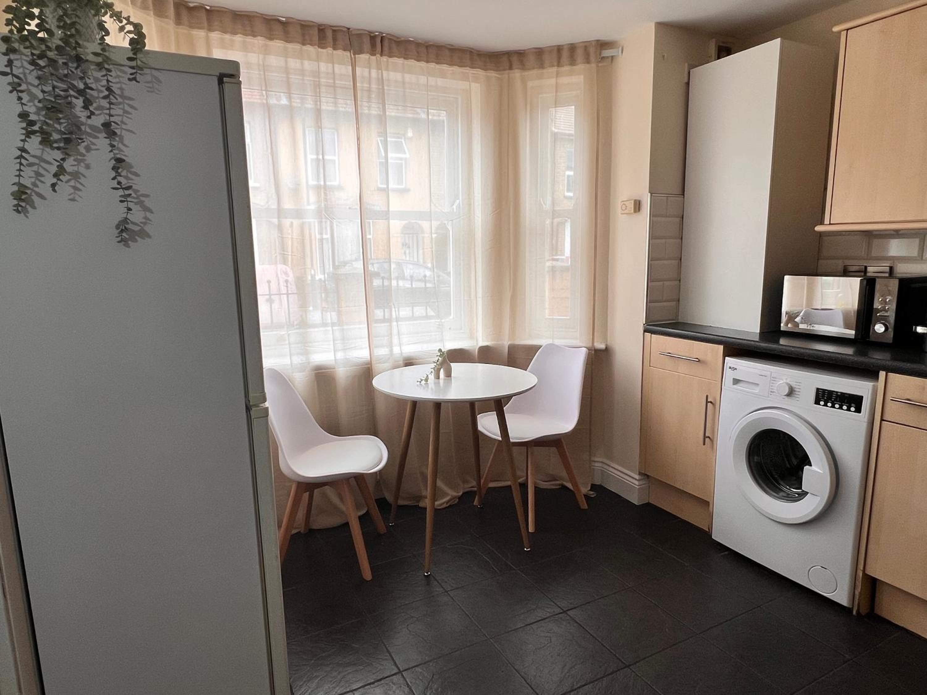 Arte Stays Serviced Houses Stratford - 3 Bedrooms 2 Bathrooms Houses London, Stratford, Maryland, Free Parking, Garden, Weekly or Monthly Stays - up to 8 g
