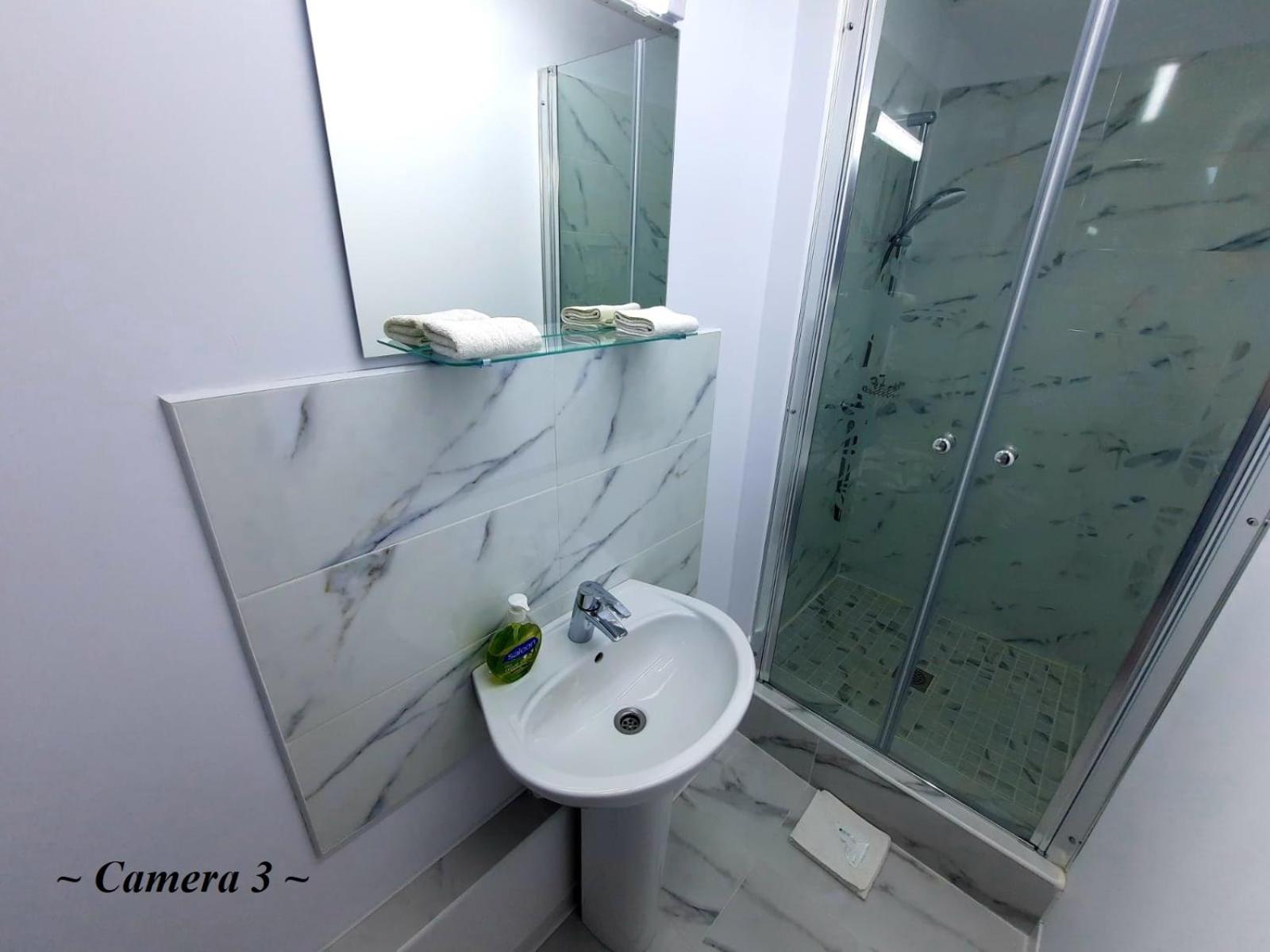Bucharest Wheel View en Bucharest — bathroom
