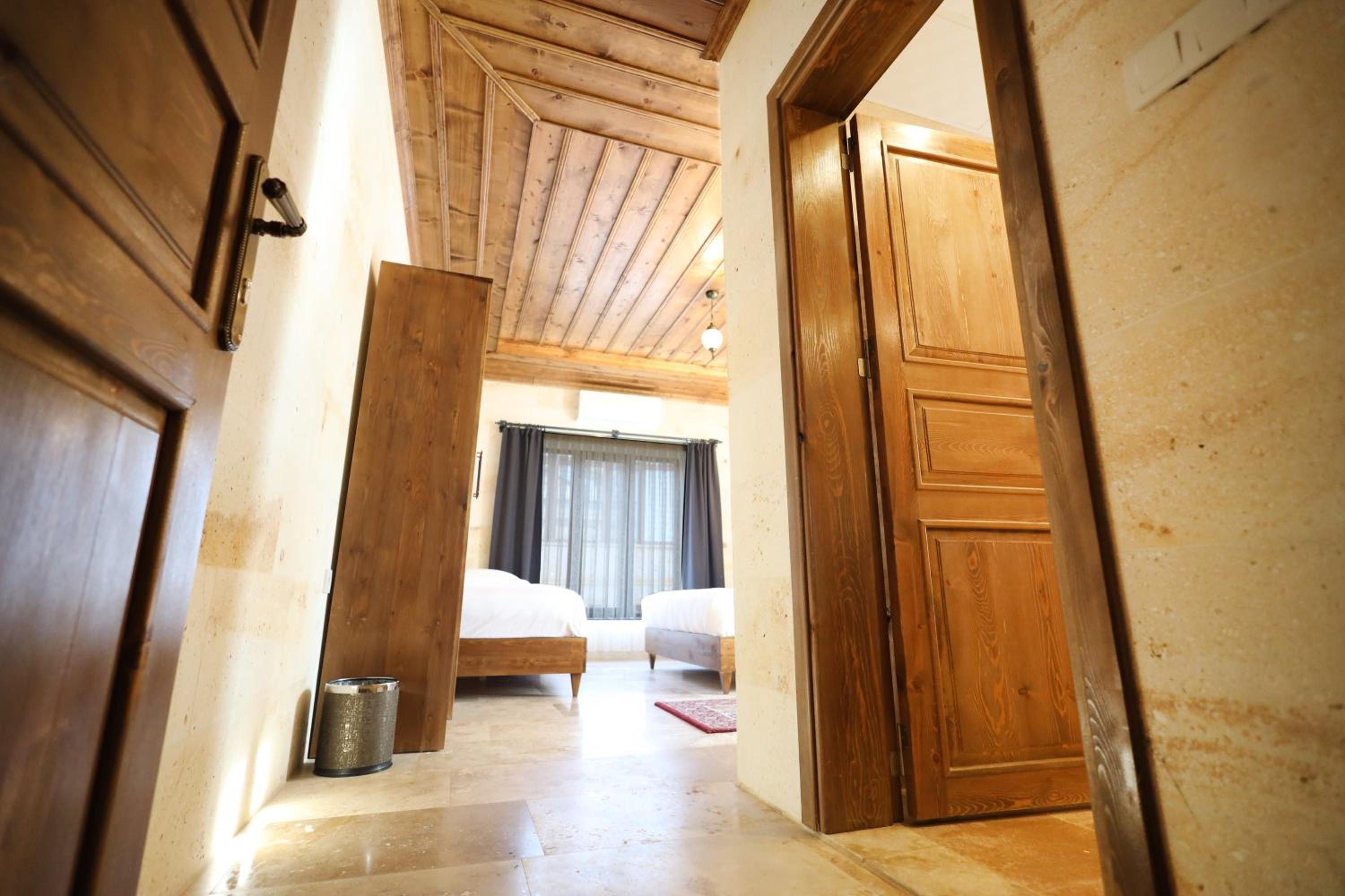 Rocca Stone House - Image 39