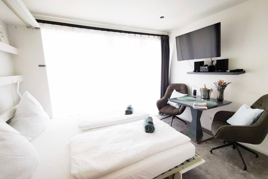HH 02 by ROCKCHAIR - SUPERHOST Status - Modernes Apartment mit sonnigem Balkon & premium Boxspringbetten in Winterhude - Hamburg Top Geheimtipp