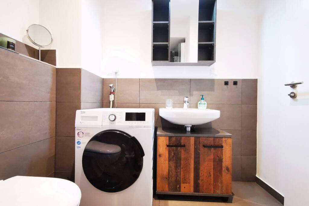 HH 02 by ROCKCHAIR - SUPERHOST Status - Modernes Apartment mit sonnigem Balkon & premium Boxspringbetten in Winterhude - Hamburg Top Geheimtipp