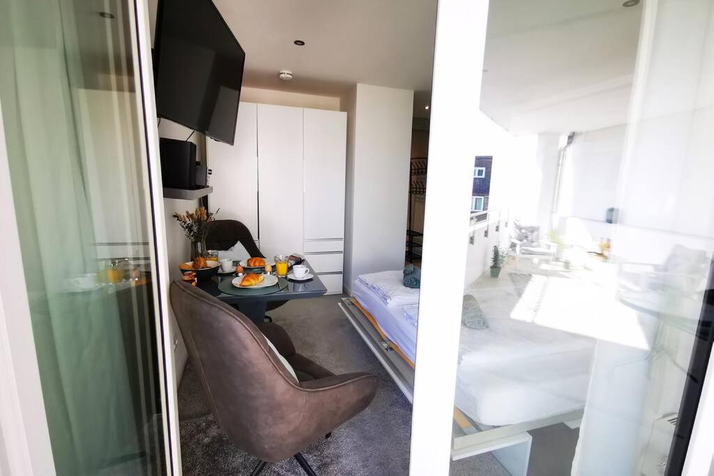 HH 02 by ROCKCHAIR - SUPERHOST Status - Modernes Apartment mit sonnigem Balkon & premium Boxspringbetten in Winterhude - Hamburg Top Geheimtipp