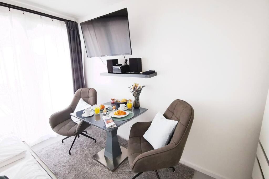 HH 05 by ROCKCHAIR - SUPERHOST Status - Modernes Apartment mit sonnigem Balkon & premium Boxspringbetten in Winterhude - Hamburg Top Geheimtipp