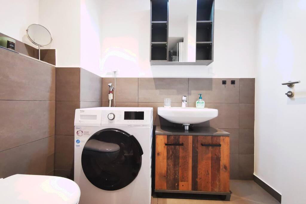 HH 05 by ROCKCHAIR - SUPERHOST Status - Modernes Apartment mit sonnigem Balkon & premium Boxspringbetten in Winterhude - Hamburg Top Geheimtipp