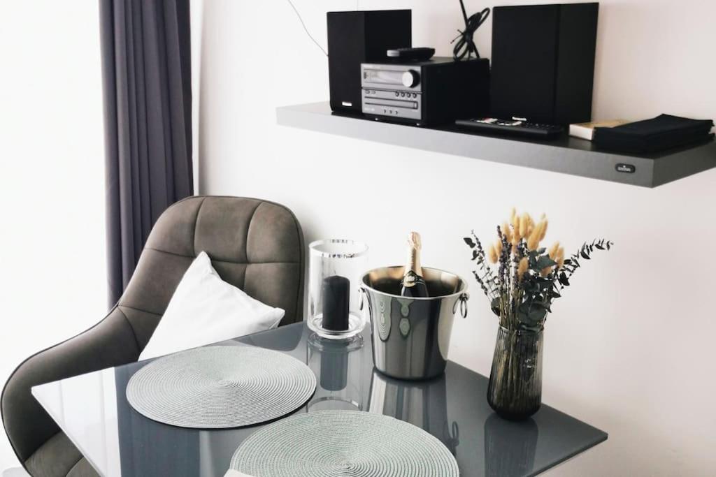 HH 05 by ROCKCHAIR - SUPERHOST Status - Modernes Apartment mit sonnigem Balkon & premium Boxspringbetten in Winterhude - Hamburg Top Geheimtipp