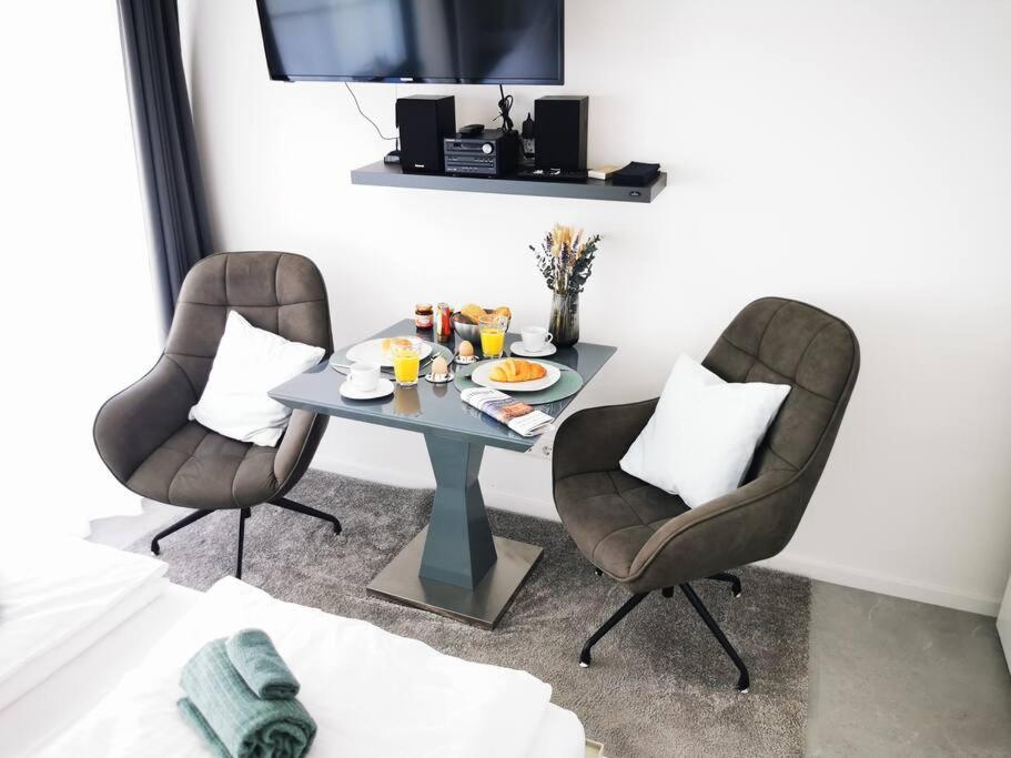 HH 05 by ROCKCHAIR - SUPERHOST Status - Modernes Apartment mit sonnigem Balkon & premium Boxspringbetten in Winterhude - Hamburg Top Geheimtipp