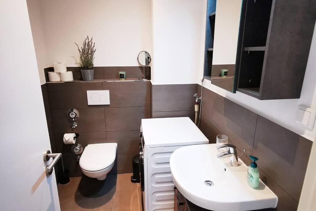 HH 05 by ROCKCHAIR - SUPERHOST Status - Modernes Apartment mit sonnigem Balkon & premium Boxspringbetten in Winterhude - Hamburg Top Geheimtipp