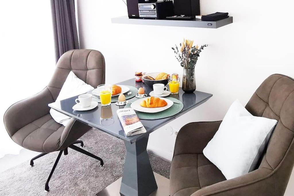 HH 06 by ROCKCHAIR - SUPERHOST Status - Modernes Apartment mit sonnigem Balkon & premium Boxspringbetten in Winterhude - Hamburg Top Geheimtipp