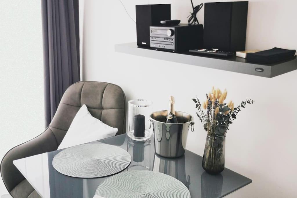 HH 03 by ROCKCHAIR - SUPERHOST Status - Modernes Apartment mit sonnigem Balkon & premium Boxspringbetten in Winterhude - Hamburg Top Geheimtipp