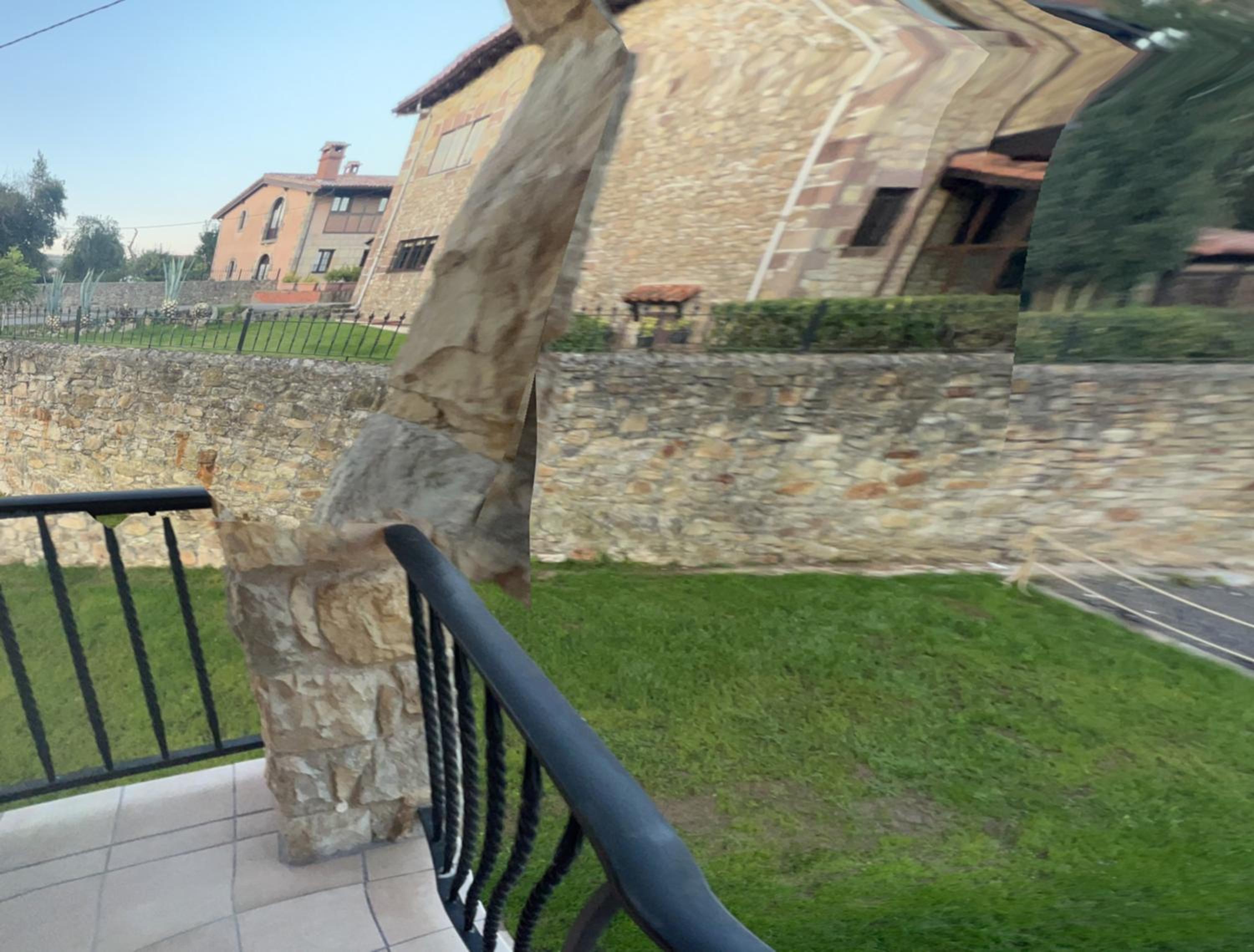 APARTAMENTOS EL ROJU