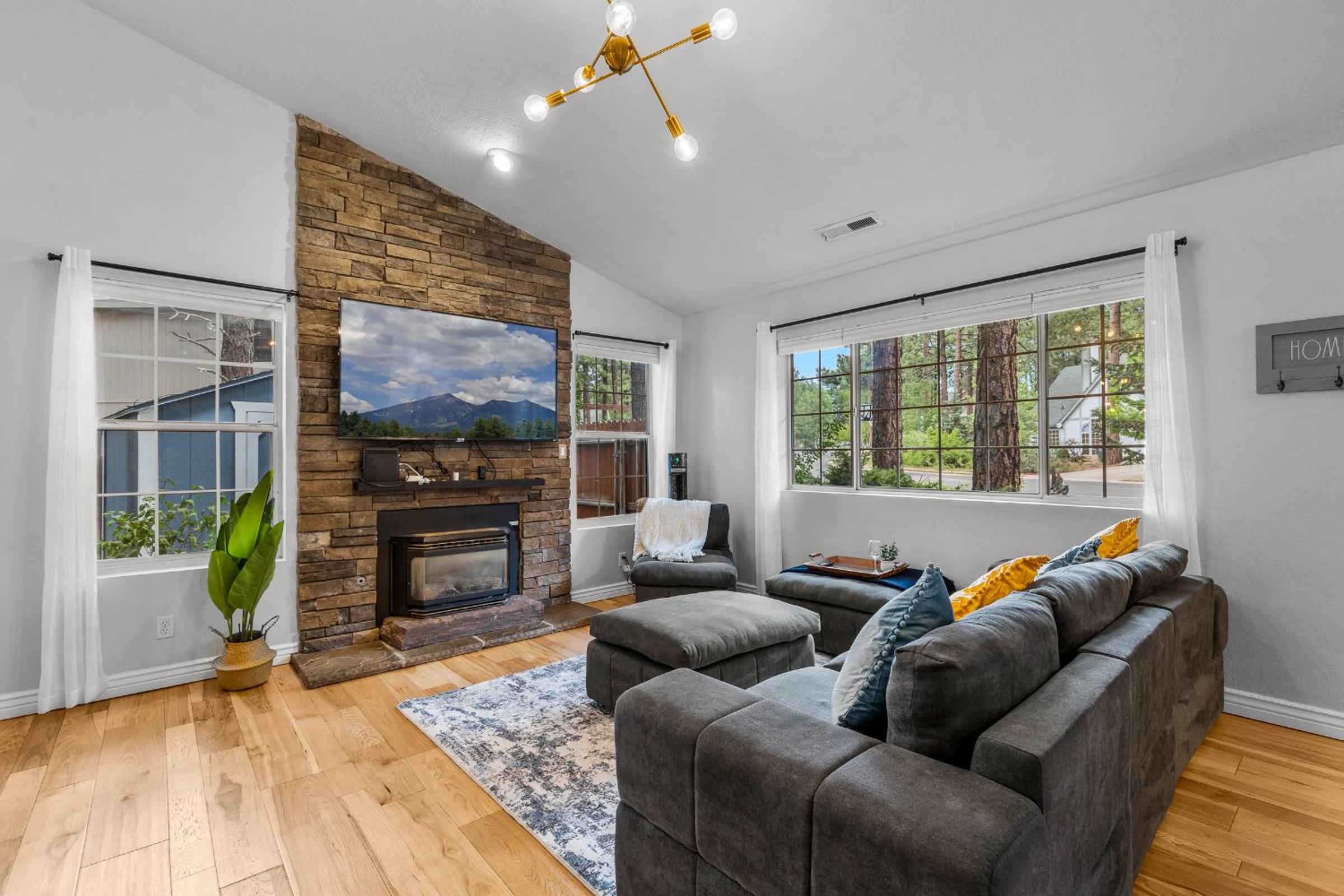 Family Friendly Escape~ Close to Downtown ~Airport ~Sedona & Grand Canyon view 3