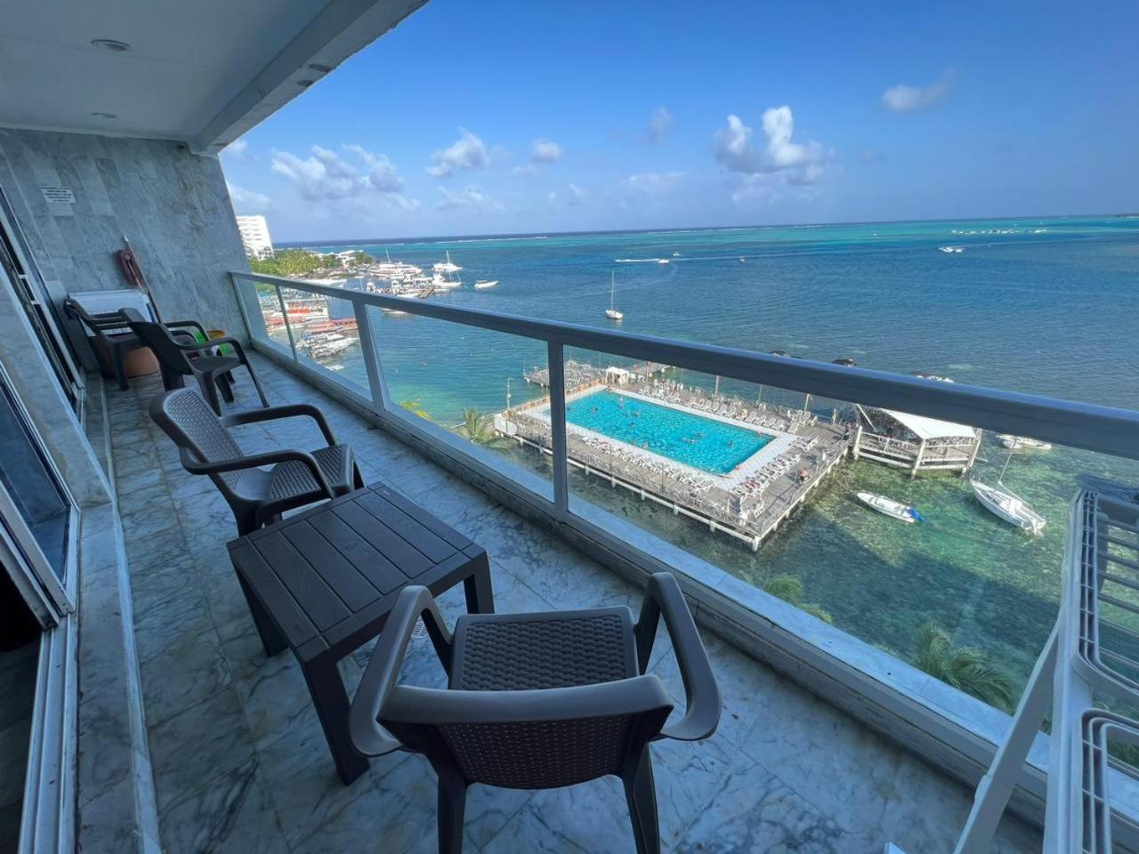 Apartamentos con playa privada y vista al mar