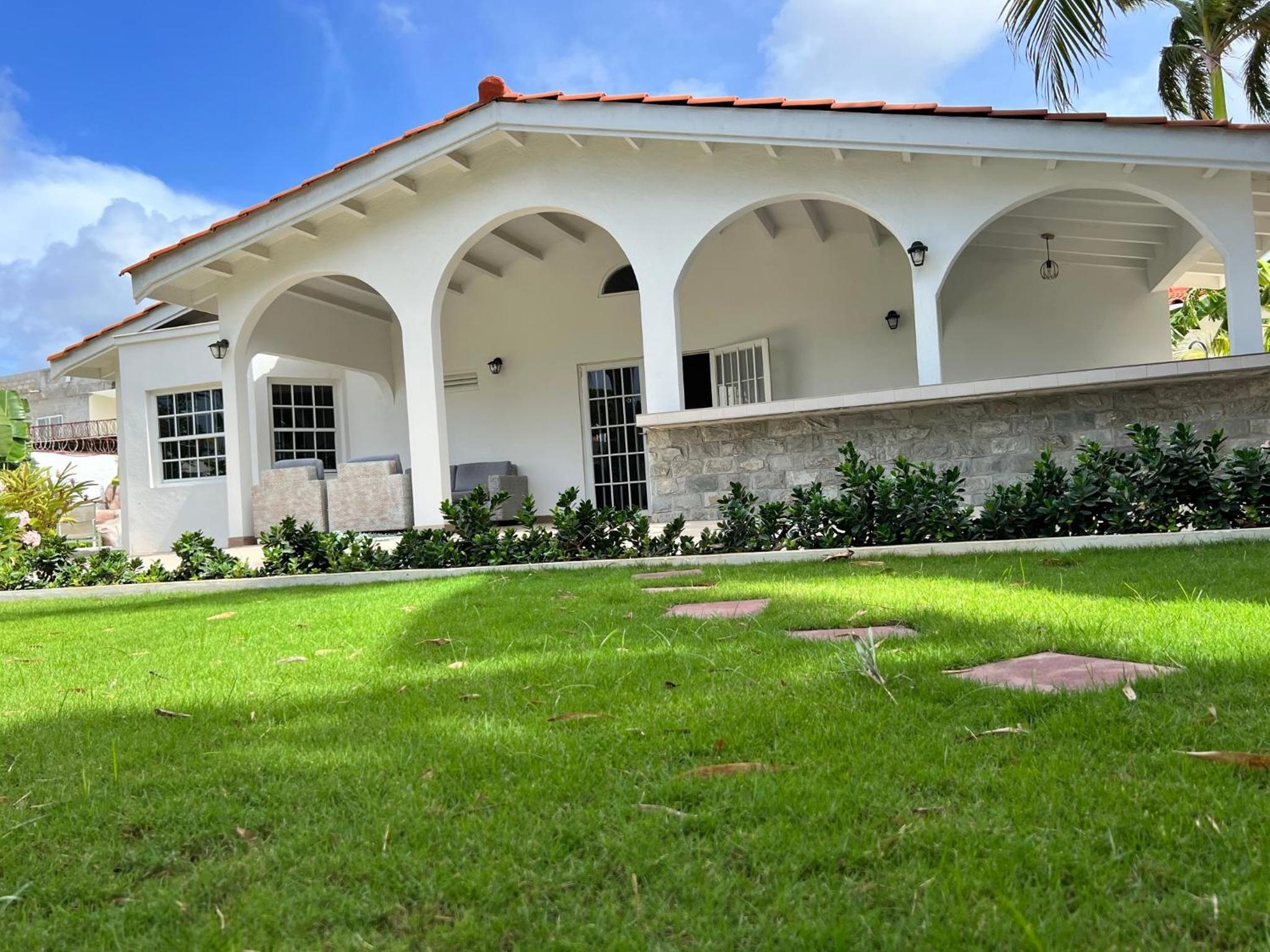 Luxury Villa with Private Pool near Mambo and Cabana beach
