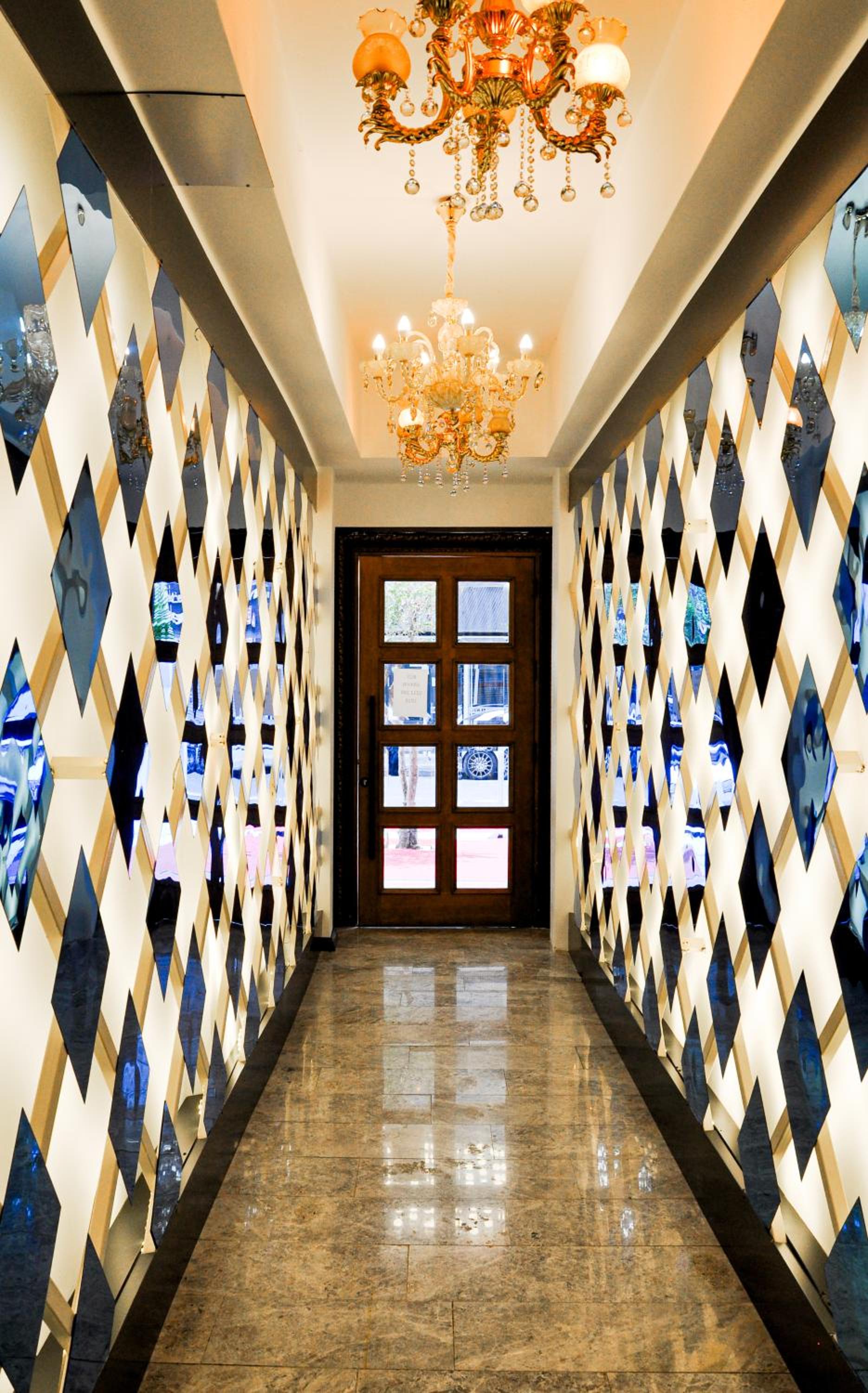 THE ROYALS HOTEL - Image 23