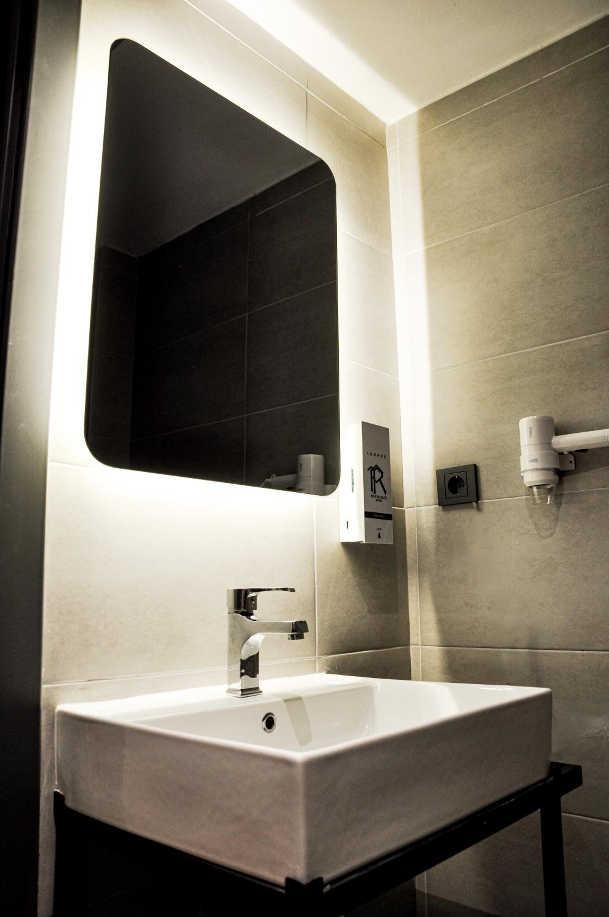 THE ROYALS HOTEL - Image 38