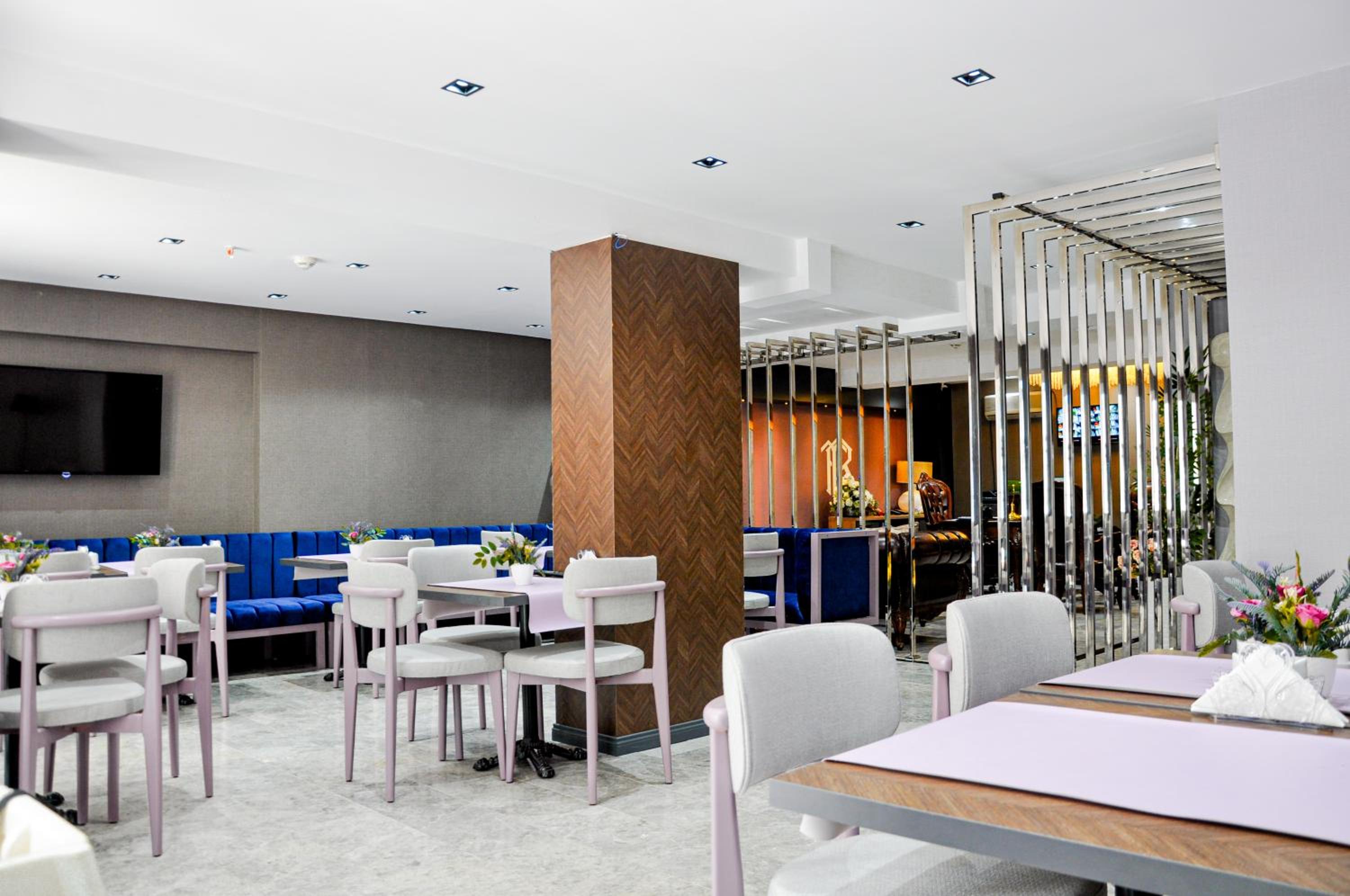 THE ROYALS HOTEL - Image 37