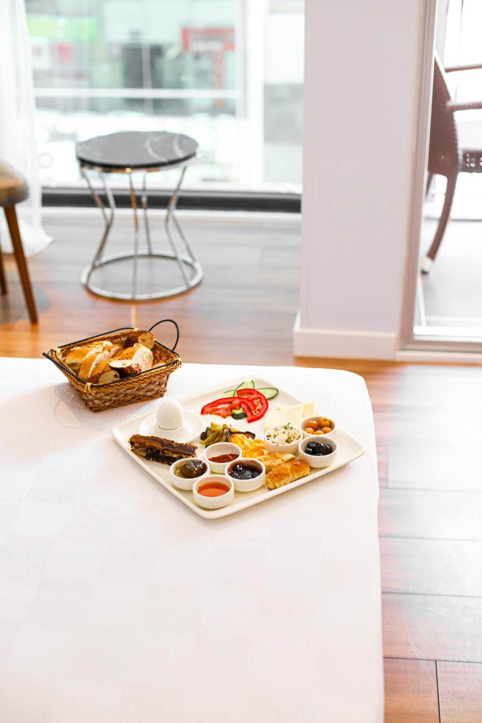 THE ROYALS HOTEL - Image 13