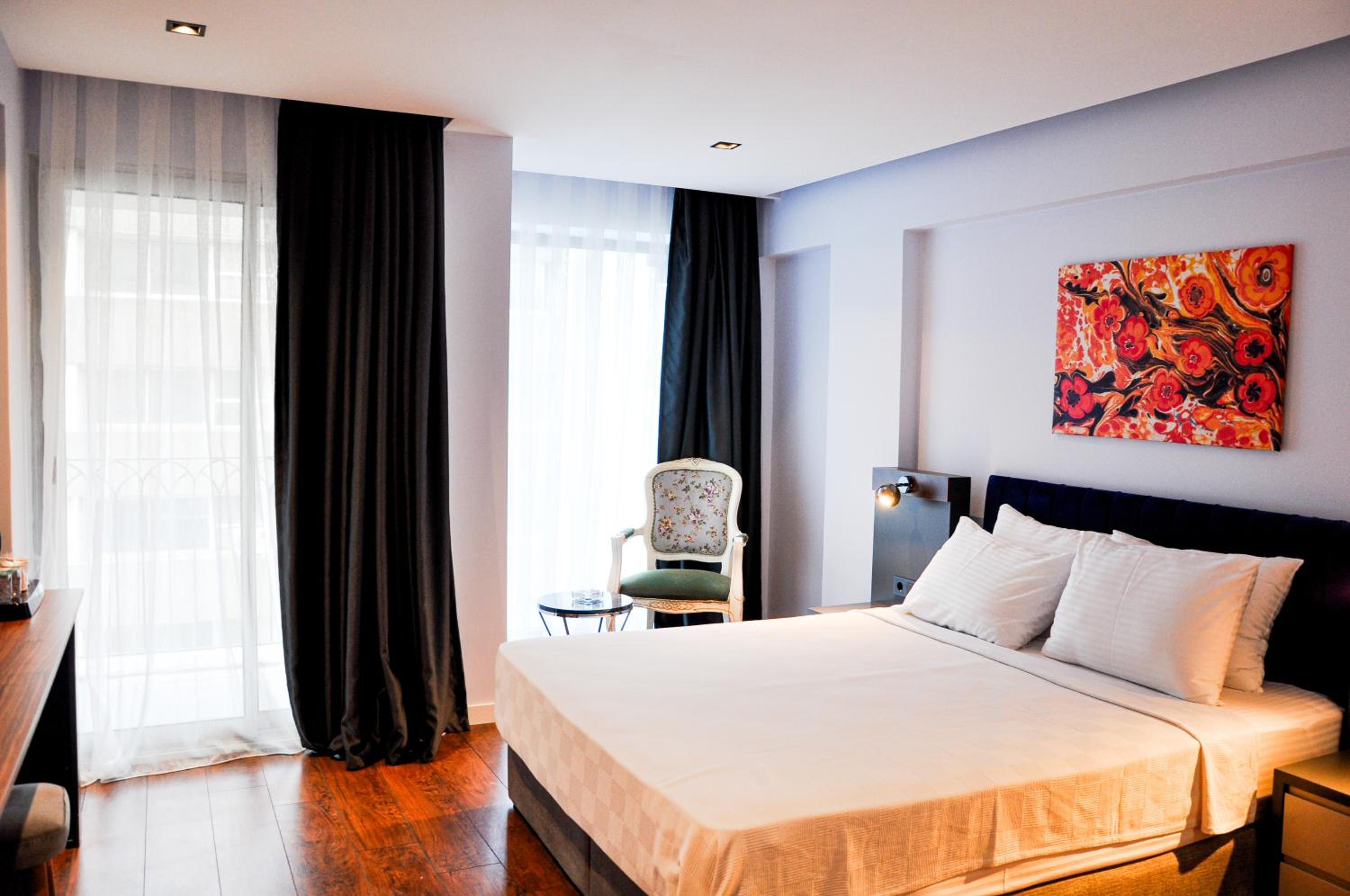 THE ROYALS HOTEL - Image 39