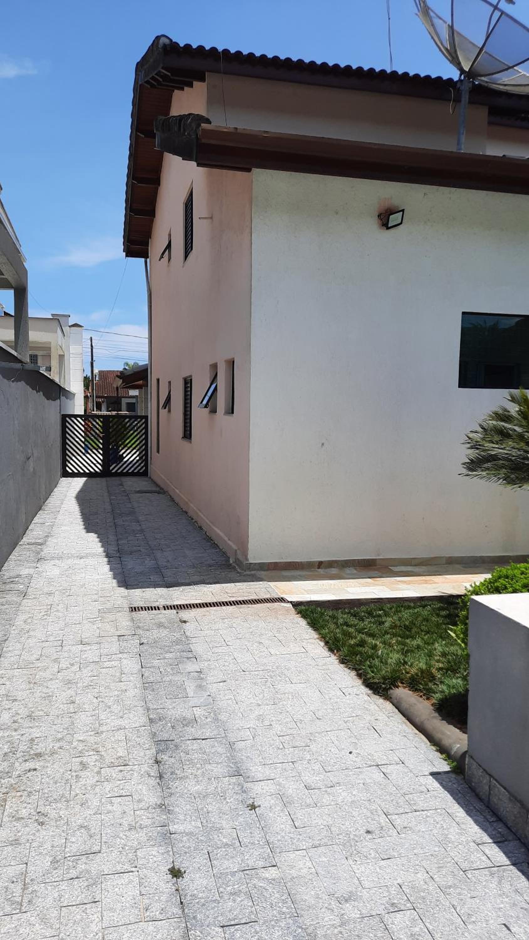 Lindo Sobrado com Piscina em Condomínio Fechado