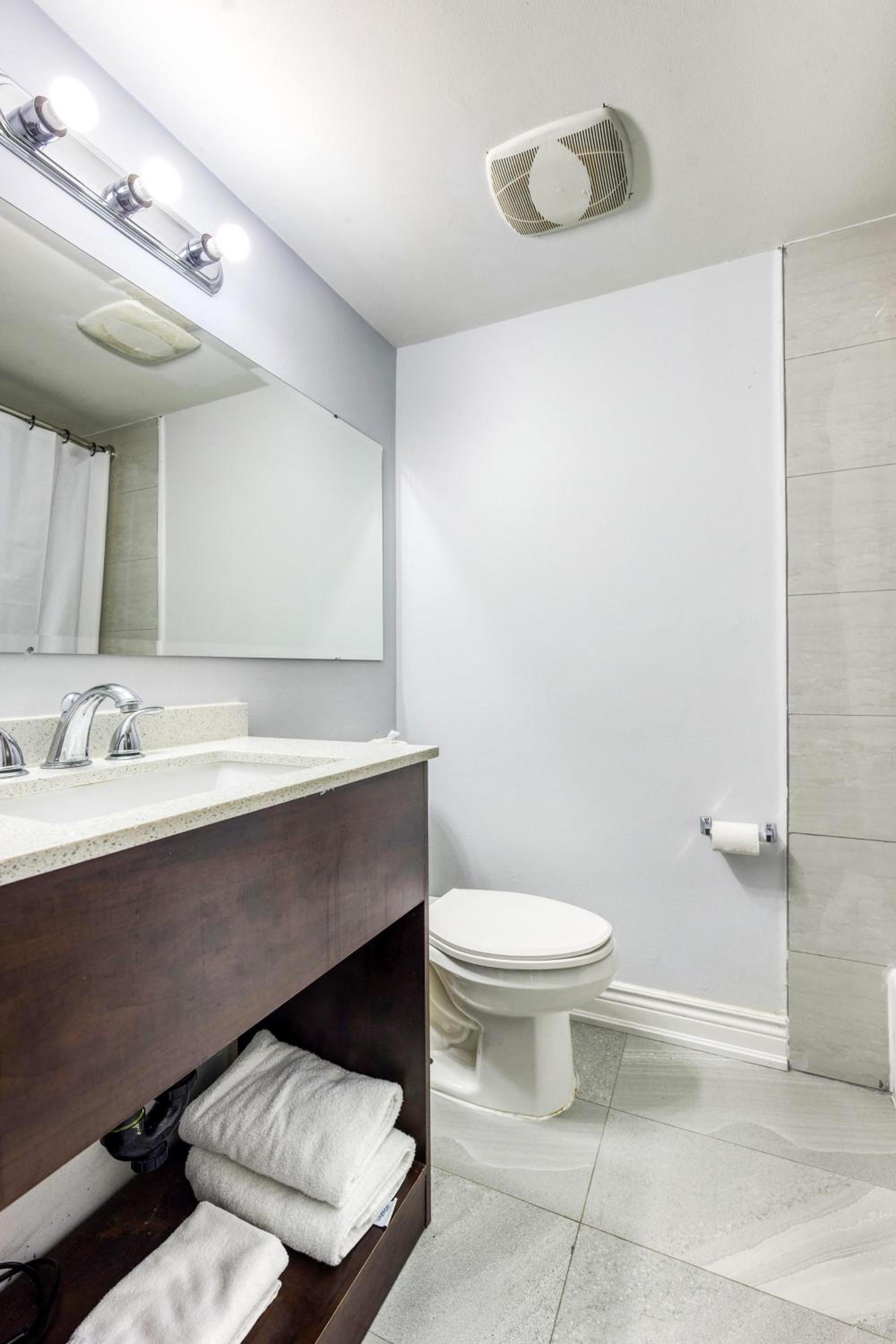 Sarnia Vacations - Travelodge by Wyndham Sarnia - Property Image 12