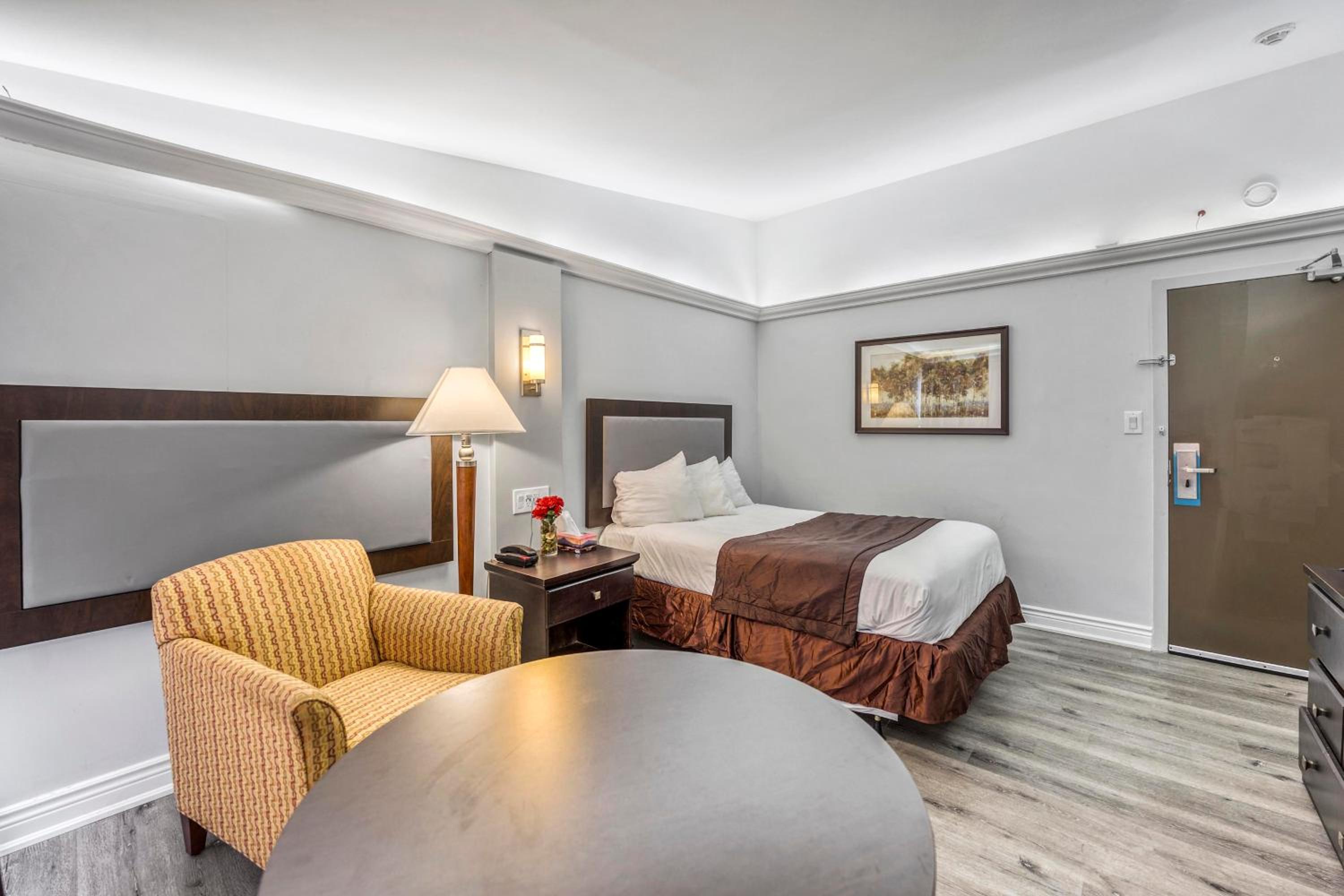 Sarnia Vacations - Travelodge by Wyndham Sarnia - Property Image 11