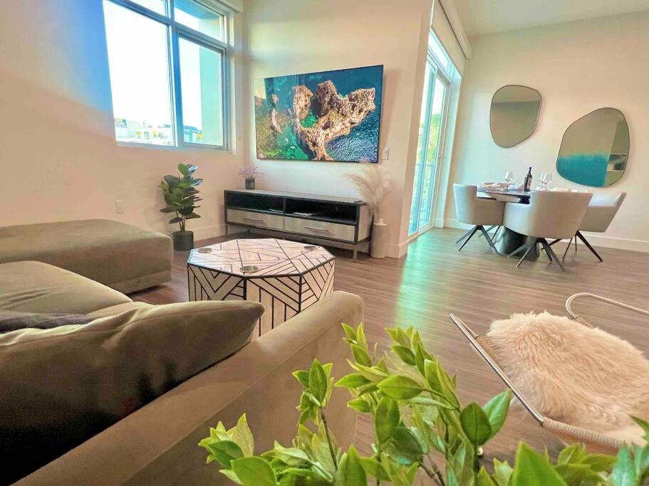 New Designer Corner Penthouse 2 Bedroom w/ 3 Beds