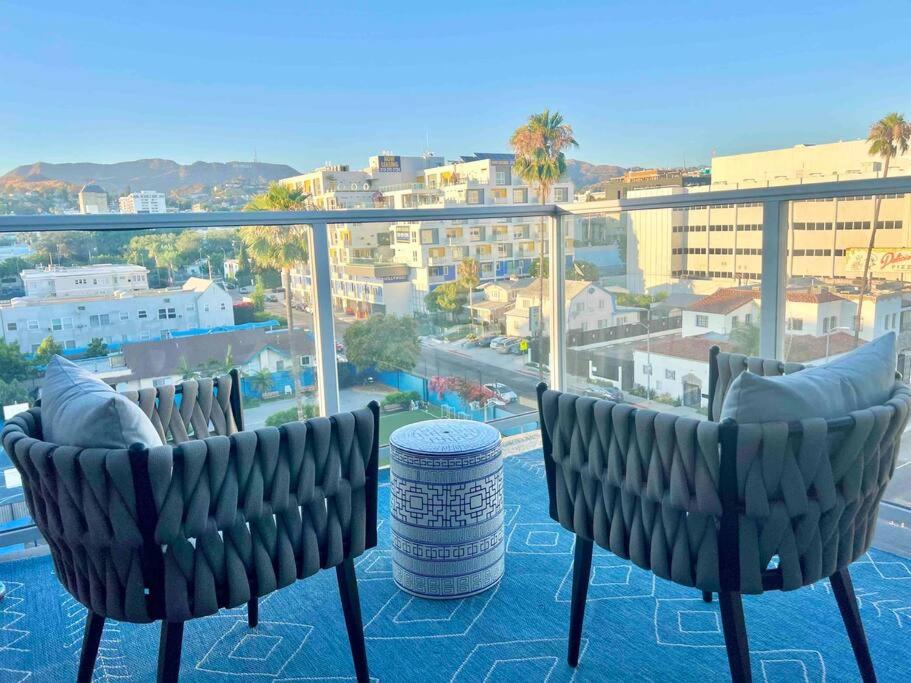 New Designer Corner Penthouse 2 Bedroom w/ 3 Beds
