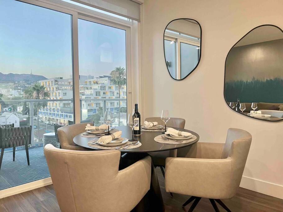 New Designer Corner Penthouse 2 Bedroom w/ 3 Beds