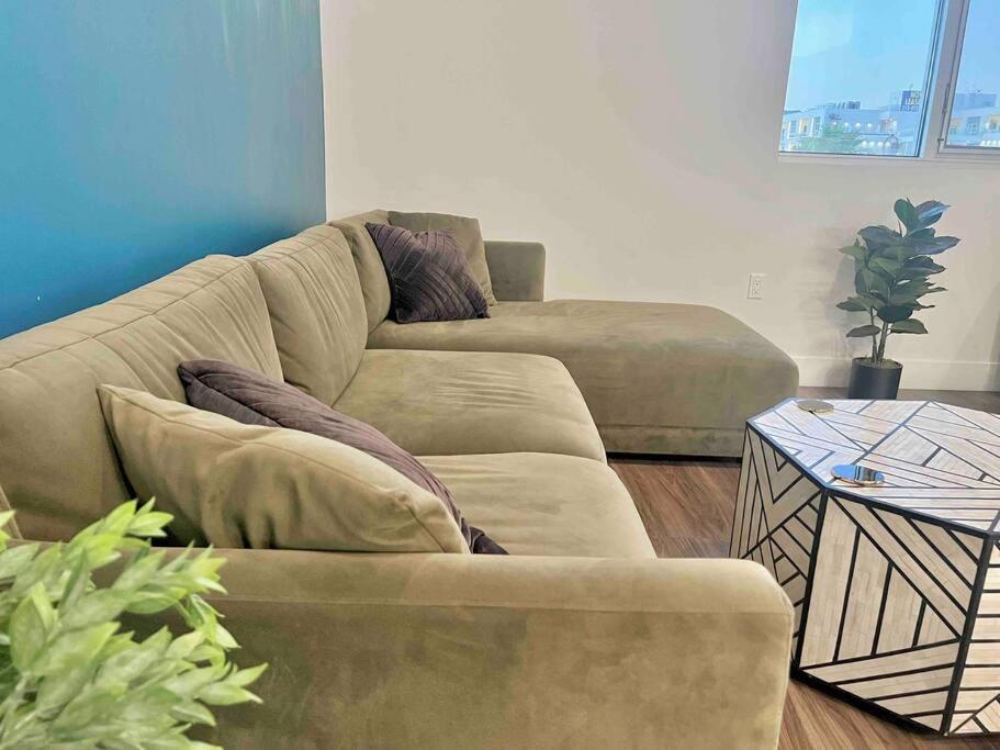 New Designer Corner Penthouse 2 Bedroom w/ 3 Beds
