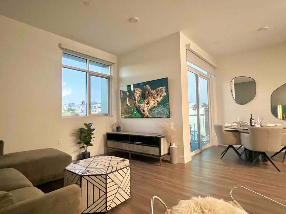 New Designer Corner Penthouse 2 Bedroom w/ 3 Beds
