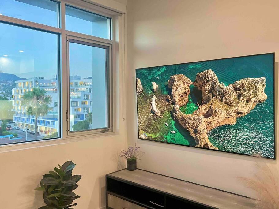 New Designer Corner Penthouse 2 Bedroom w/ 3 Beds