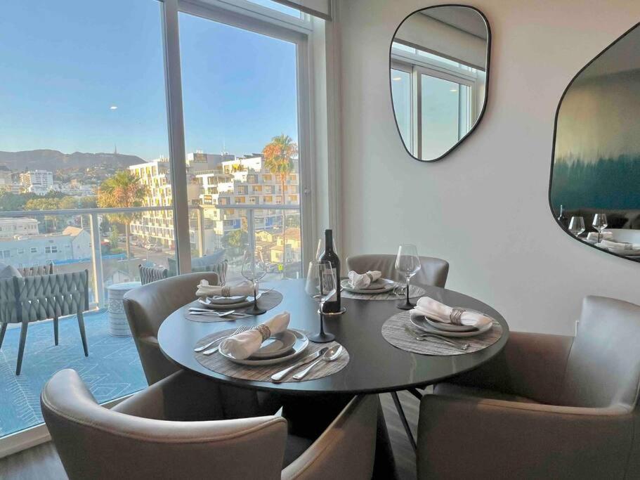 New Designer Corner Penthouse 2 Bedroom w/ 3 Beds