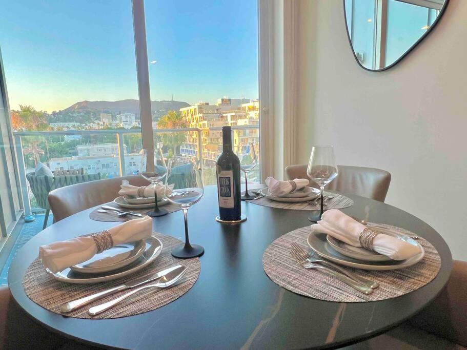New Designer Corner Penthouse 2 Bedroom w/ 3 Beds