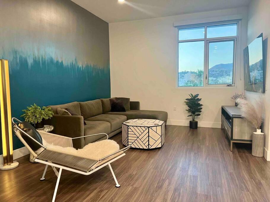 New Designer Corner Penthouse 2 Bedroom w/ 3 Beds