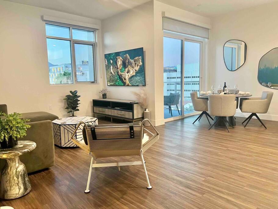New Designer Corner Penthouse 2 Bedroom w/ 3 Beds