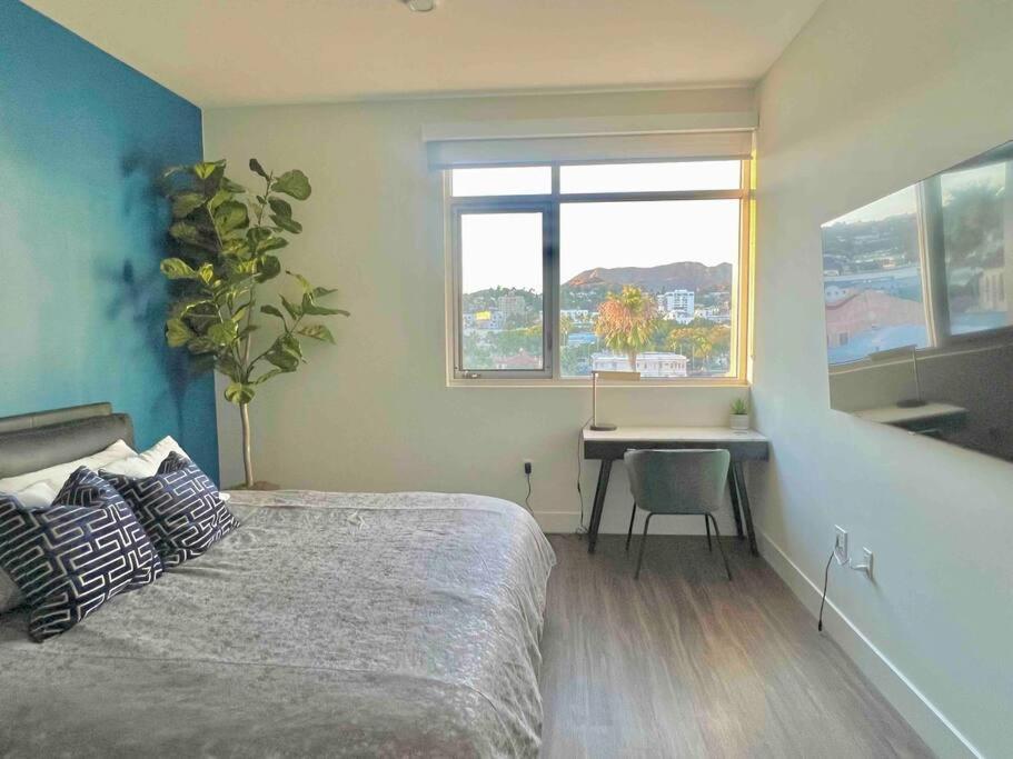 New Designer Corner Penthouse 2 Bedroom w/ 3 Beds