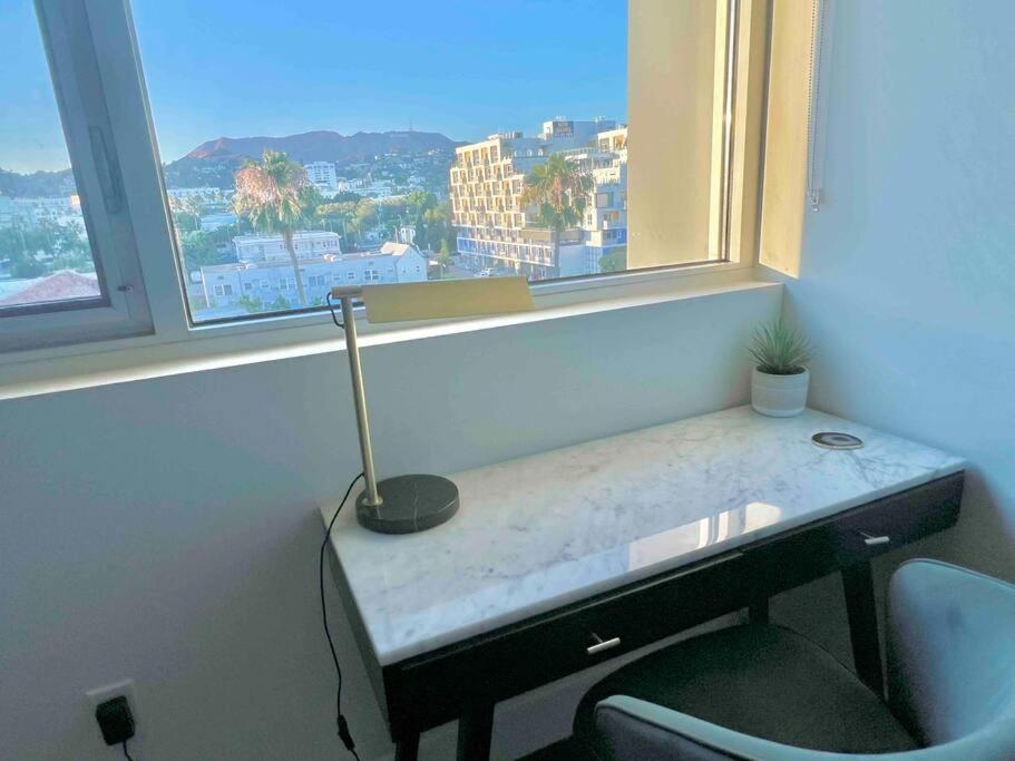 New Designer Corner Penthouse 2 Bedroom w/ 3 Beds