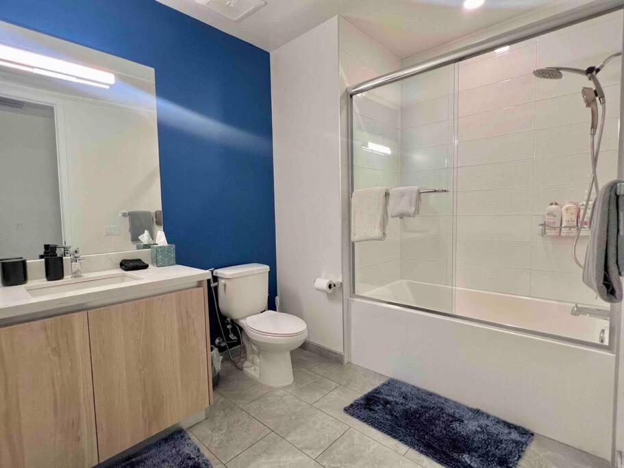 New Designer Corner Penthouse 2 Bedroom w/ 3 Beds